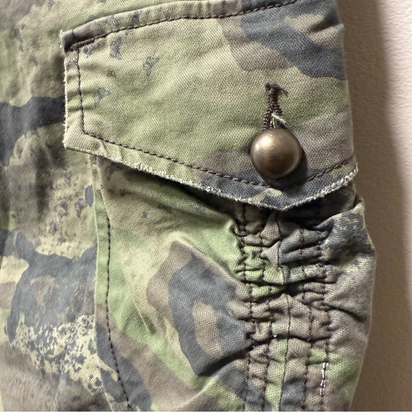 NWT Vintage Levi’s Camo Cargo Capri Pants Y2K Utility 2006 Size 9 - Picture 5 of 8